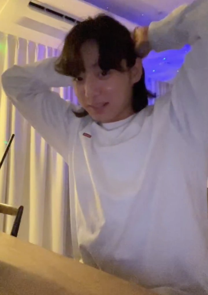 ㅡ Hilo: Traducción del live de #Jungkook en weverse

• titulado: Knock Knock

🐰: ¿han estado bien todos? te he extrañado
🐰: tengo algo temprano mañana por la mañana así que tengo que dormir temprano esta noche

<a href="/BTS_twt/">방탄소년단</a> #JK