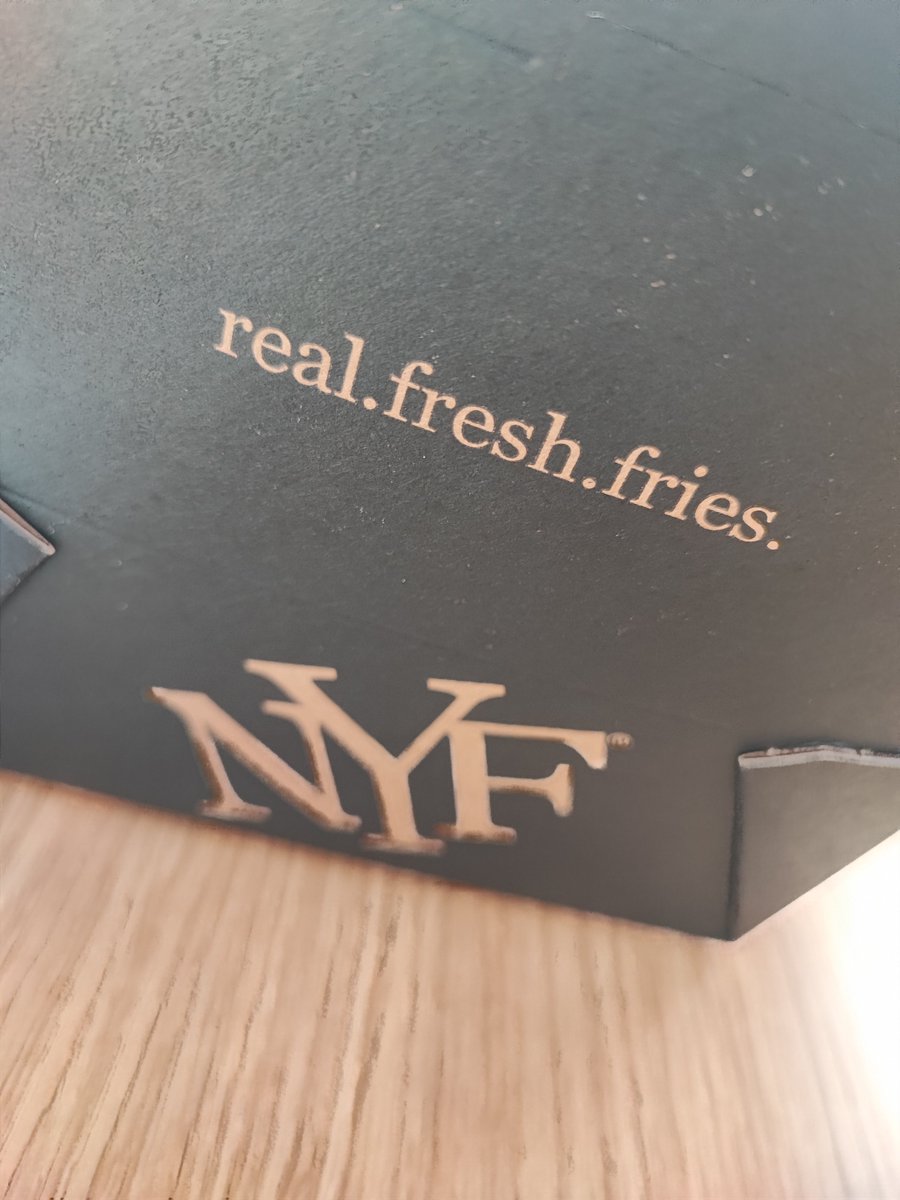 バンクーバーから一時間ほど行った先のアウトレットでプーティン食べたんですが、
下に行けばいくほど、グレイビーソースの色が濃いのはたまたま？？
２件とも色が濃かったので、南部の方はグレービーソース濃いのかな〜と🤔