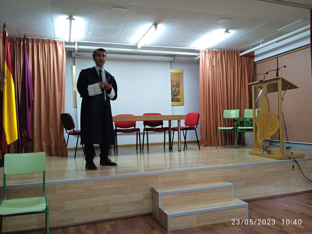 iesjoseplanes's tweet photo. Ayer tuvimos la visita del Ilustrísimo Sr. D. Rafael Ruiz, Magistrado del tribunal número 1 de primera instancia de la Audiencia Provincial de Murcia, cuya visita está enmarcada dentro del Programa Educativo "Educando en Justicia". https://t.co/Ju0dbZJyOt