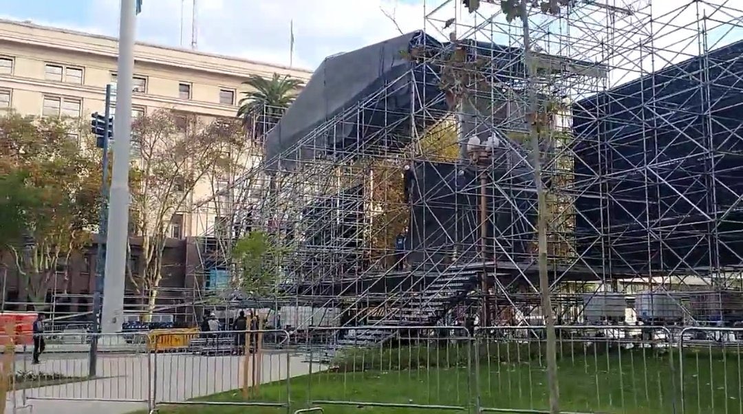 atlanticsurff's tweet image. $50 millones destinado al escenario en Plaza de Mayo. $18 millones en luces, pantallas y sonido. $9 millones en un VIP con catering, carpas y alquiler de sillas para dirigentes. En 24 hs destinaron $77 millones para que Cristina celebre su derrota. Acá la casta política con el…