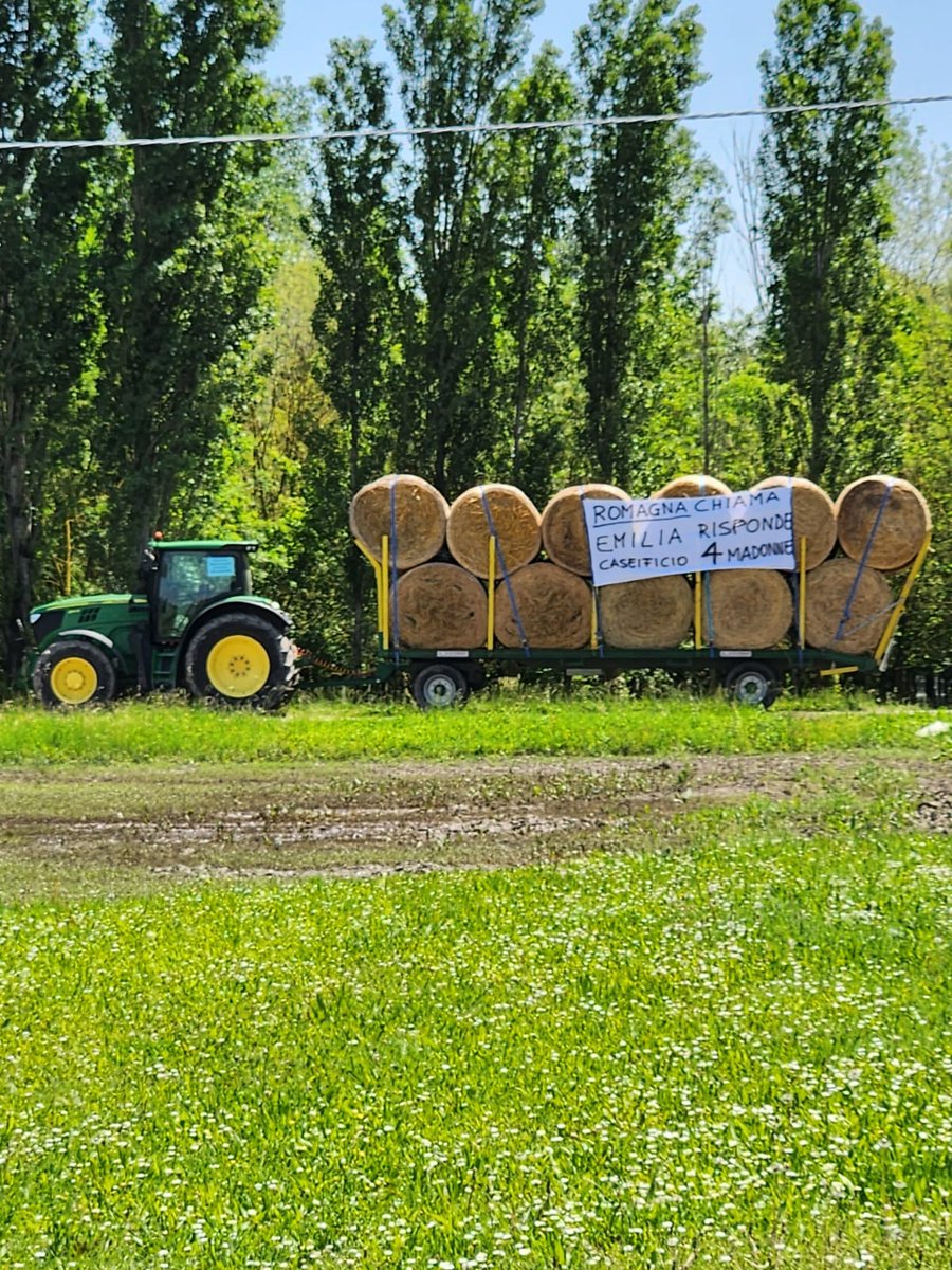 #Romagna chiama, #Emilia risponde 

I soci del 4 Madonne Caseificio dell'Emilia hanno raccolto oltre 250 rotoballe di paglia e fieno e le hanno donate alle terre alluvionate della Romagna ❤