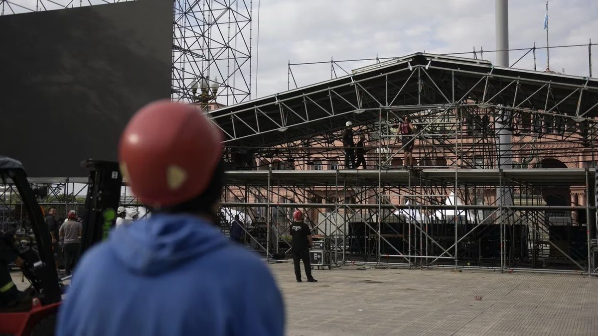 atlanticsurff's tweet image. $50 millones destinado al escenario en Plaza de Mayo. $18 millones en luces, pantallas y sonido. $9 millones en un VIP con catering, carpas y alquiler de sillas para dirigentes. En 24 hs destinaron $77 millones para que Cristina celebre su derrota. Acá la casta política con el…