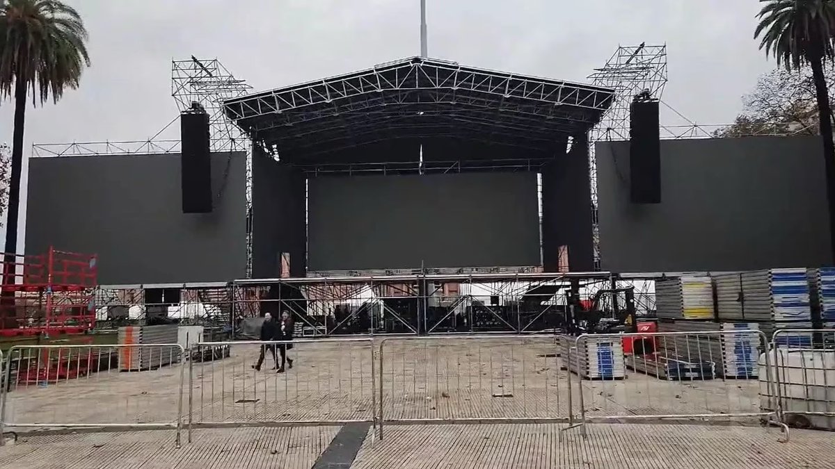 atlanticsurff's tweet image. $50 millones destinado al escenario en Plaza de Mayo. $18 millones en luces, pantallas y sonido. $9 millones en un VIP con catering, carpas y alquiler de sillas para dirigentes. En 24 hs destinaron $77 millones para que Cristina celebre su derrota. Acá la casta política con el…