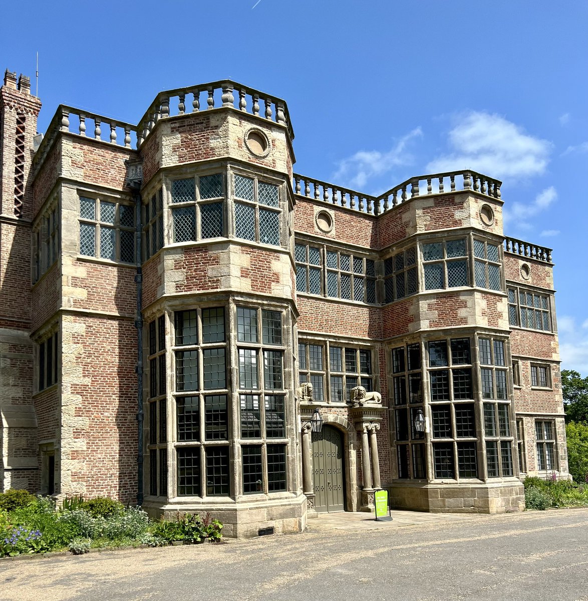 LeePR71's tweet photo. Astley Hall, Chorley. Such a stunning hall, and is well maintained throughout. https://t.co/cFaywu6zQU
