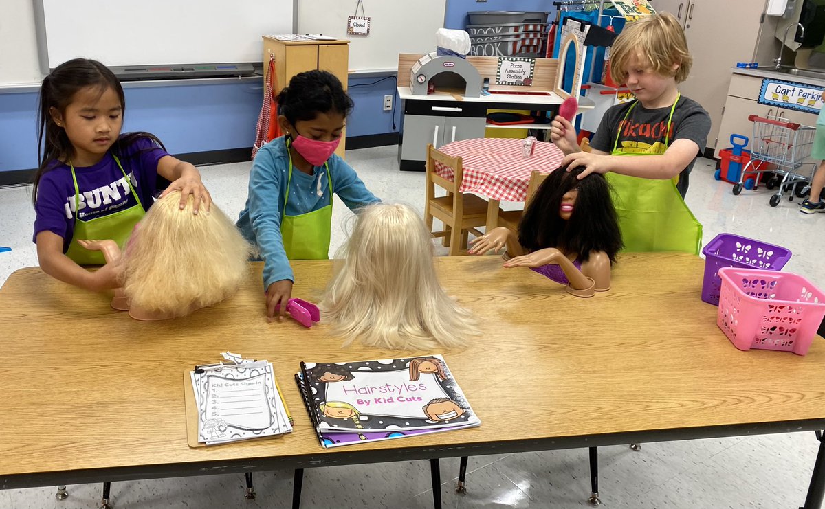 TheKinderKorner's tweet photo. Working and playing in Husky Town!
@HebronValleyES 
#PlayWithAPurpose #FinancialLiteracy #CommunityHelpers #GoodsAndServices https://t.co/UB0tsUagUH