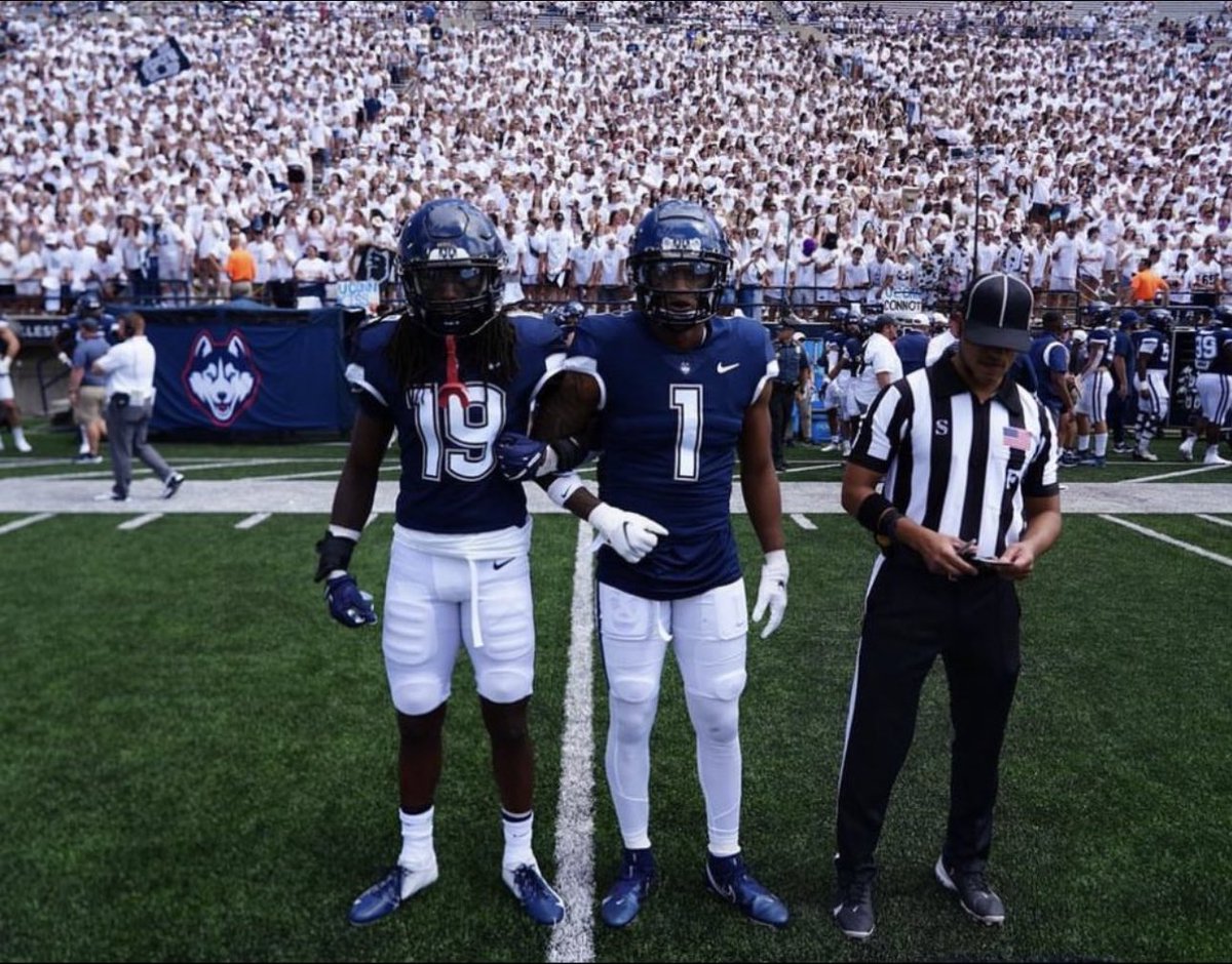 #AGTG Blessed to receive an offer from 
The University of Connecticut 💙! #UConn 

@UConnFootball @KashifMoore