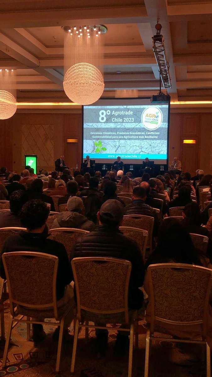 cet_thinkagro's tweet photo. ⛅️Buen miércoles!
Estamos en #Agrotrade Chile🌿🇨🇱 En representación de 🏫#Thinkagro-@ingUtalca nuestra extensionista Susana Arredondo participa de este gran evento liderado por @ViverosdeChile
Destacamos el nutrido programa y excelente organización🙌
#agricultura #agentesdecambio https://t.co/J1DI4LBBSF