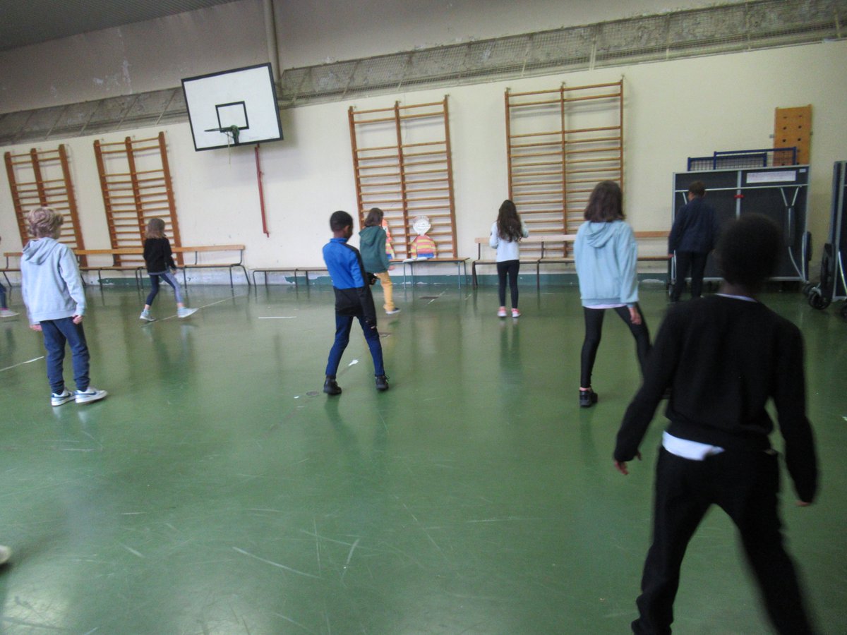 #AplatiTour#Voyage2@AplatiTour Clément et sa cousine ont participé à des moments de classe : par exemple, ils ont vu que danser le Madison n'était pas si simple !