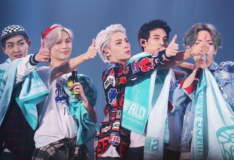 thinkinjjong's tweet photo. happy 15 years my loves 🩵🩵🩵🩵🩵

#민트빛_물결로_물든_우리의_시간 
#FOREVER_SHINee
#15YearsWithSHINee #SHINee https://t.co/DK1VCAxIlr