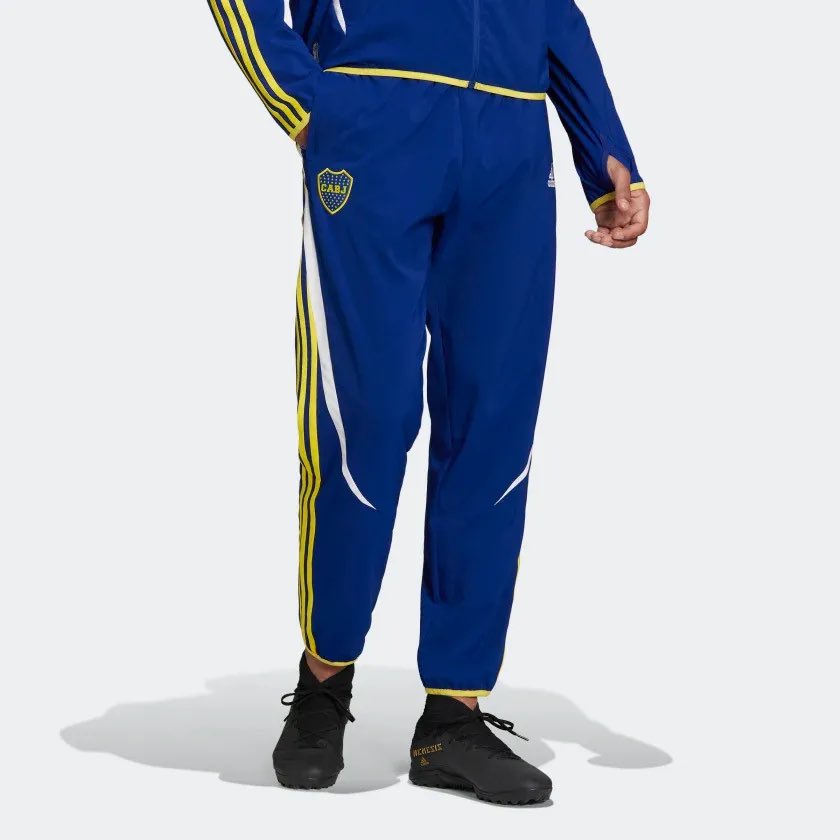 la12tuittera's tweet photo. 🤩 Finalmente salió a la venta la línea de ropa de la colección Teamgeist. El conjunto está compuesto por campera ($42.000) y pantalón ($31.000). https://t.co/HiF5HIRHbd