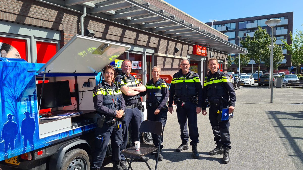 Het spreekuur op de Ambachtsgaarde was een succes ... in het zonnetje in gesprek met wijkbewoners. Met het mooie weer gaan wij proberen om toch vaker op locatie te gaan ... is veel gezelliger ...#Vrederust #Dhg247 #Coppikoffie