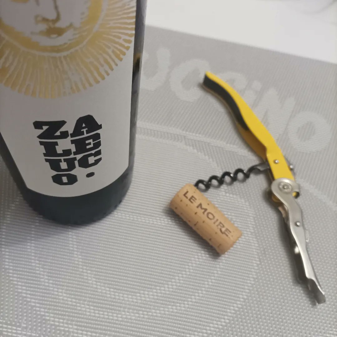🍷 Exploring the elegance of #naturalwhitewines! 🌿 Introducing #Zaleuco, an extraordinary natural white wine from #LeMoireWinery. IGT Calabria 2021, crafted exclusively from 100% #Mantonicograpes. Complex aromas of tropical fruit and elegant freshness. #NaturalWine #IGTCalabria
