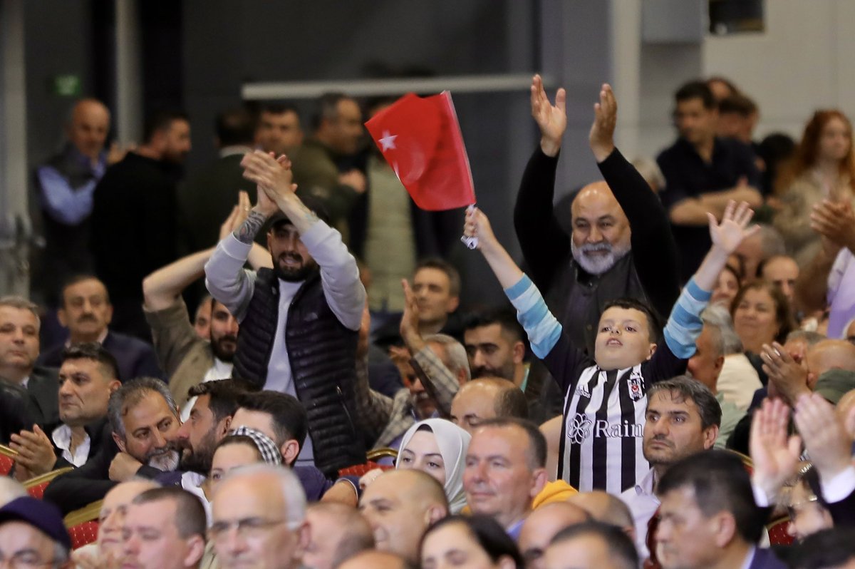 ekrem_imamoglu's tweet photo. Bu akşam İstanbullulara hizmet eden ulaşım esnafıyla bir araya geldik. Ekonomik krizin etkisini en çok onlar yaşıyorlar. Bu sektörde yaşanan bütün sorunların iyi bir analizini ve çözümlerini çalıştık. Pazar günkü seçim bu çözümlerin hayata geçmesi için de önemli. https://t.co/Ew19S8T8n4
