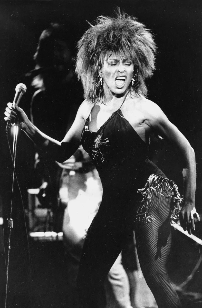 Tina Turner...
1950'lerin sonlarında başlayan ve gerçek anlamda kan, ter, gözyaşı ile kurulan bir kariyer. Soul, R&amp;B, Blues ve rock sularının en güçlü kadınlarından biri. Hep de öyle kalacak. #tinaturner