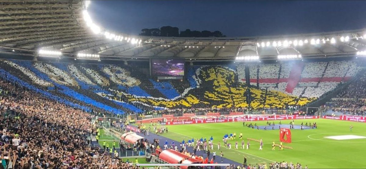Mosaicos das torcidas de Fiorentina e Internazionale no Estádio Olímpico, nesta quarta, na final da Coppa Italia.   

(+)