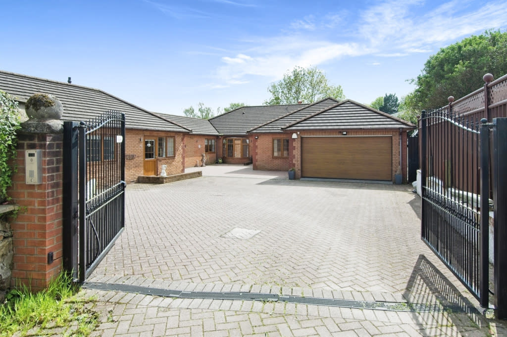 Peter Alan on Twitter Street, Pontnewydd, Cwmbran A