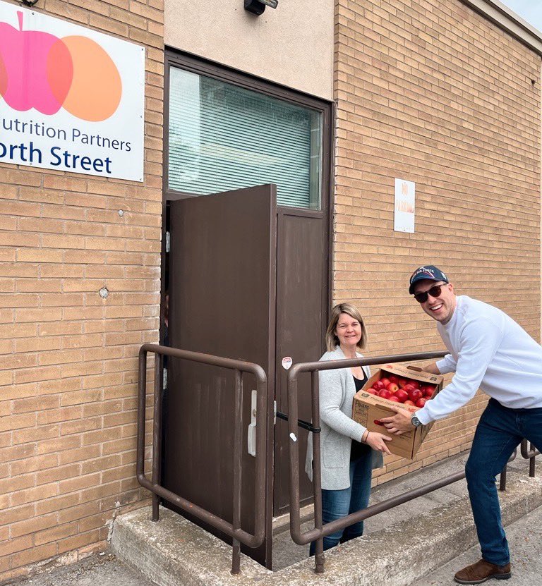 NNPNiagara's tweet photo. Thanks to @FirstOntarioCU for their incredible support, providing $50K to ensure fresh, local apples for students across the region each month. Through their #BlueWave volunteer program, dedicated staff joyfully delivered cases to schools.
Grateful for the partnership! ππ https://t.co/SBcviIgxKJ