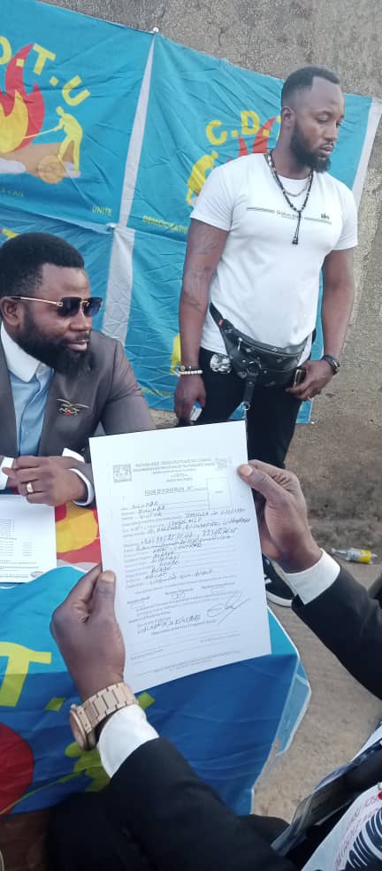 princemuanza1's tweet image. #CDTU 24-05-2023
Au siège du parti politique #CDTU à Lubumbashi, les membres de la fondation #MUBAS accompagné de son président, le jeune milliardaire #Stone_Mukendi ont adhérés  massivement au sein du parti #CDTU en signant publiquement leur fiche d'adhésion. @GiseleNdayaL