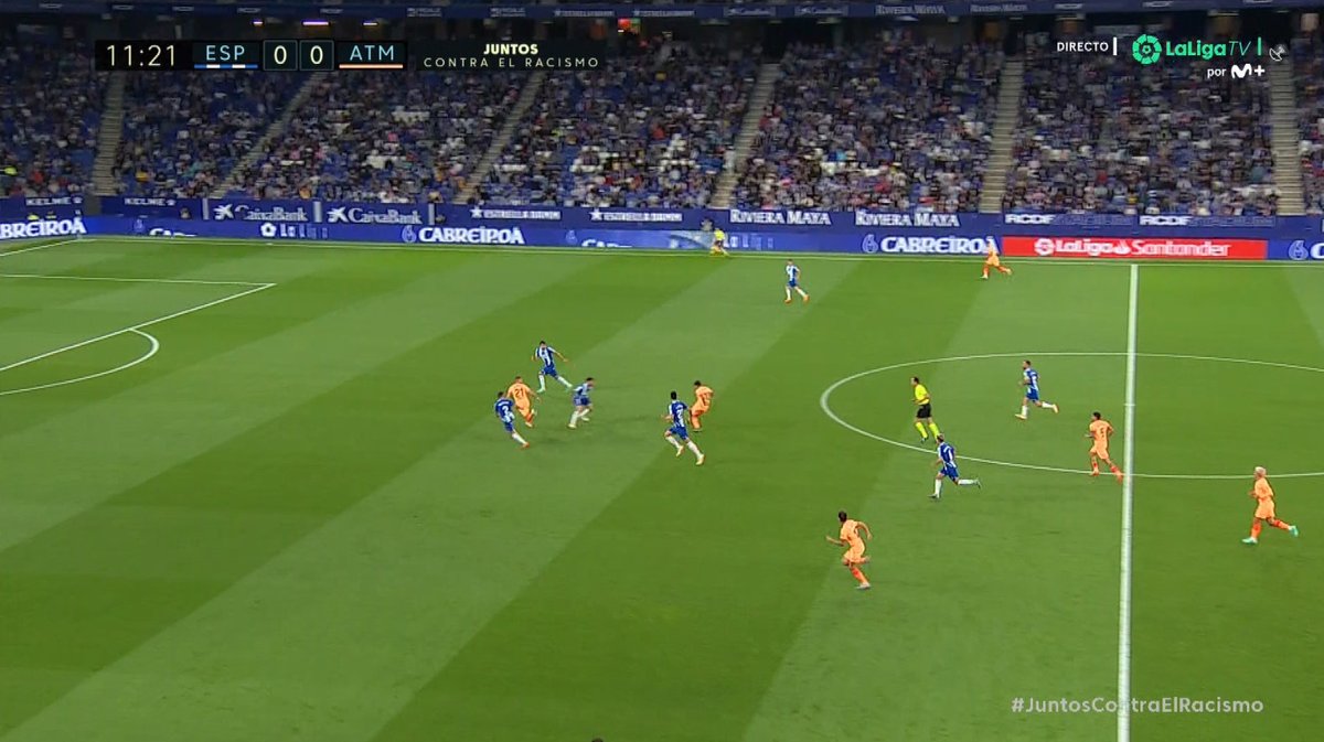 El Espanyol sin ser sancionado, jugando con público después de que sus aficionados hayan saltado al césped, lanzado objetos e ir a agredir a los jugadores del Barça. El Comité de Competición habría entrado de oficio y sancionado si esos actos se los hubieran hecho al Real Madrid.