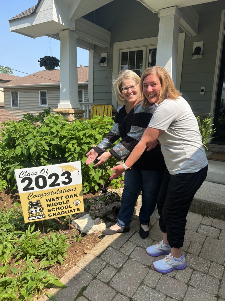 We love surprising our 8th graders!
#signswithasmile <a href="/mr_pedersenwoms/">Brandon Pedersen</a> <a href="/DLDistrict76/">Diamond Lake District 76</a> #Sparkleon💎