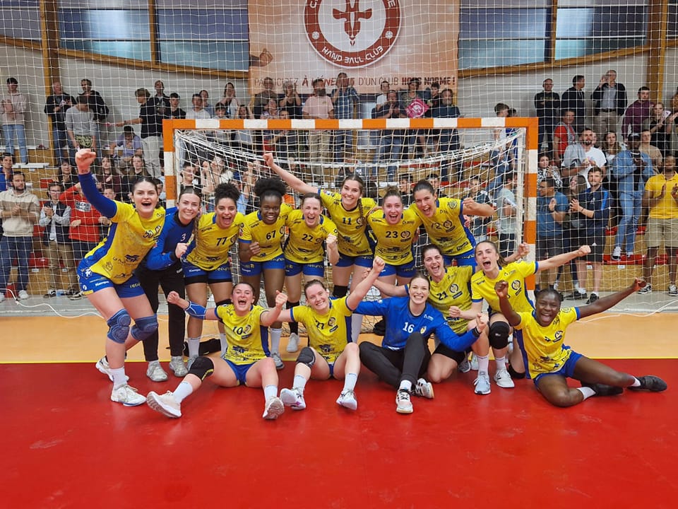 LFH_Officiel's tweet photo. 🙌 La joie des joueuses du @SaintAmandHand qui assurent sportivement leur maintien en #LigueButagazEnergie après leur succès face au @HBCCELLES ! 

📸 @SaintAmandHand 

#inspirante https://t.co/ctIGwtMoV3