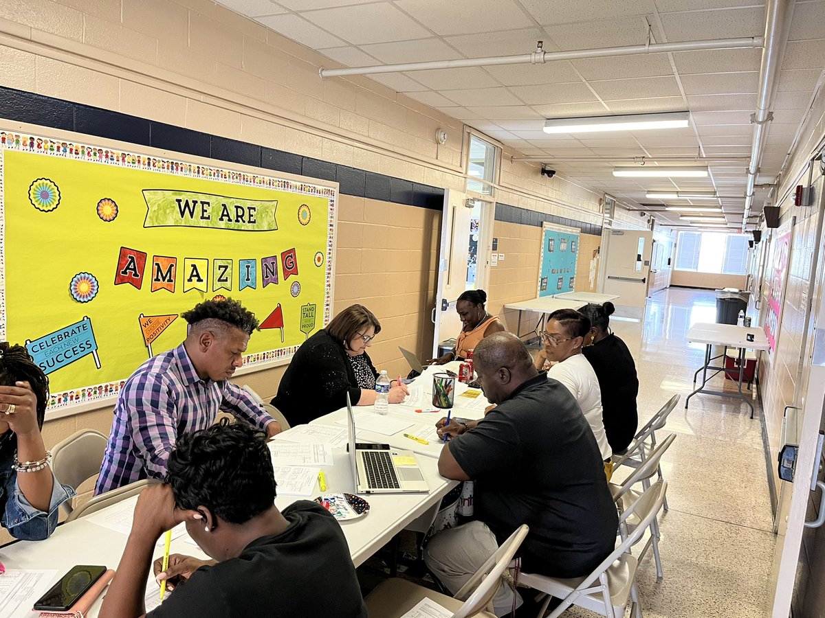 HISD_ACC's tweet photo. This is what ALL IN looks like with the high school counseling team! Even the executive director is at the table! #promotingsuccess #graduationfirst @GlendaCalloway1 @Dra_CastilloC @KarenJoHISD https://t.co/RmsScvM6rn