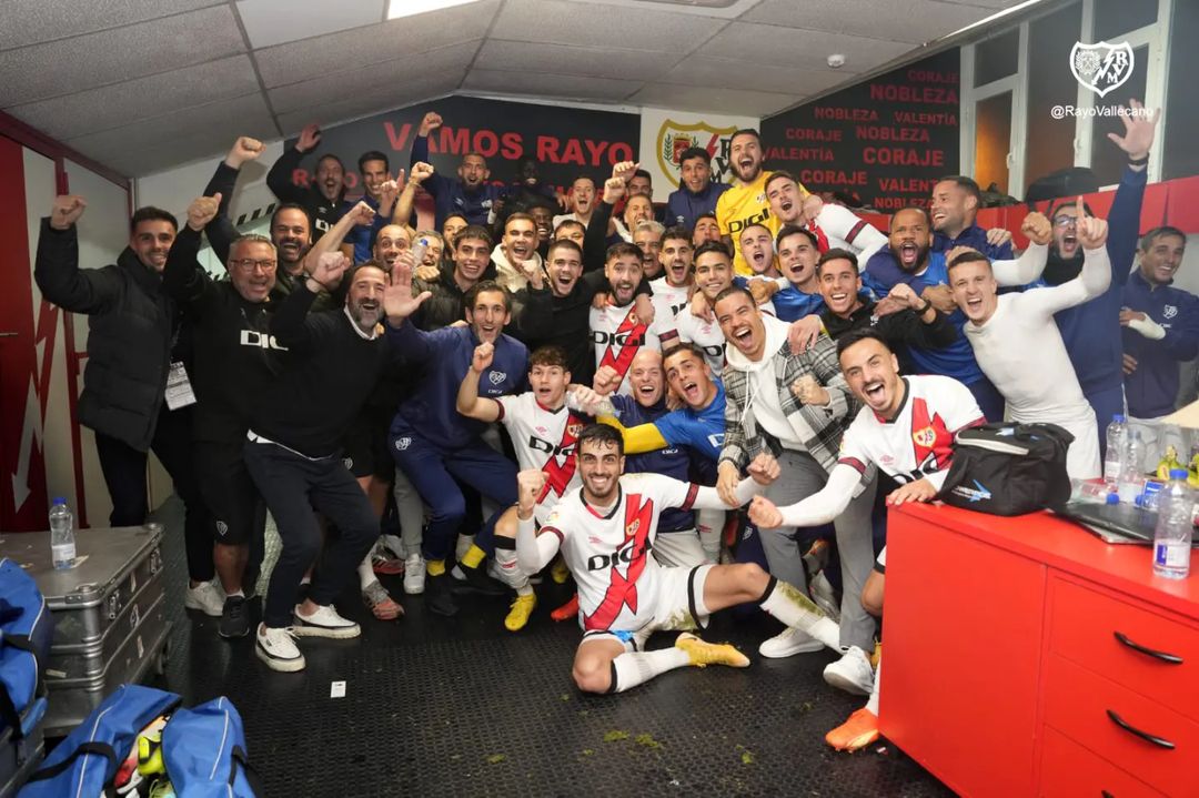 FernandoSebas73's tweet photo. Este equipo, por lo que nos ha hecho disfrutar, se merece el domingo contra el Villarreal una vuelta de honor con Vallecas a reventar.
Grande el PUTO RAYO VALLECANO de Iraola. https://t.co/C08CcXKtua