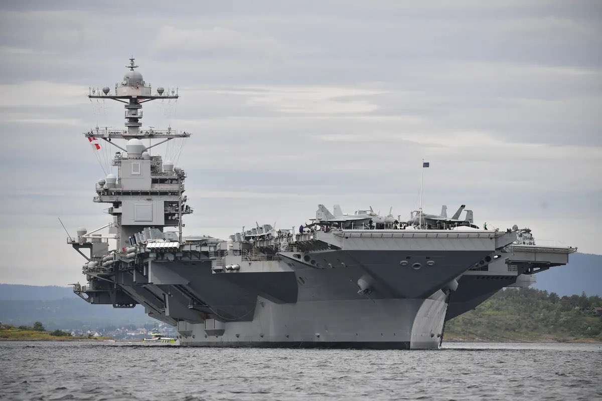 For en lørje. Den har jo ikke engang flybridge. Hei sann