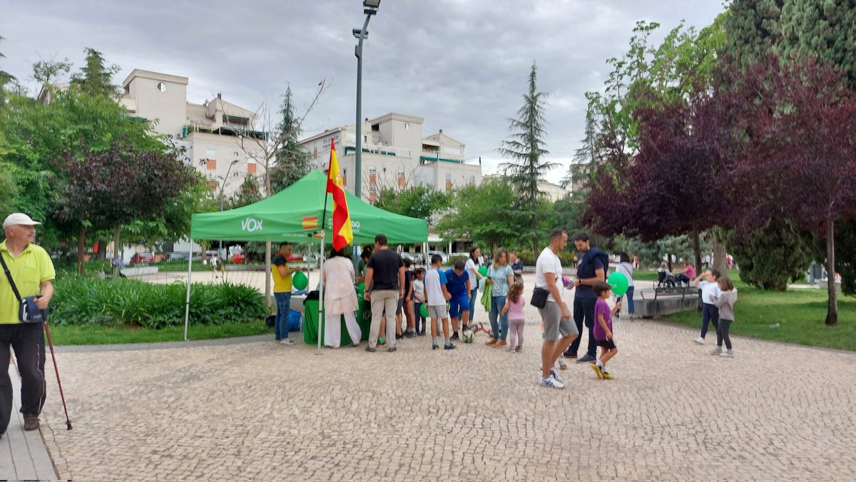 MAmarillaPerez's tweet photo. Gran éxito esta tarde en la mesa informativa de la Plaza de las Américas. #Badajoz  #CuidaLoTuyo https://t.co/As918oBBBp