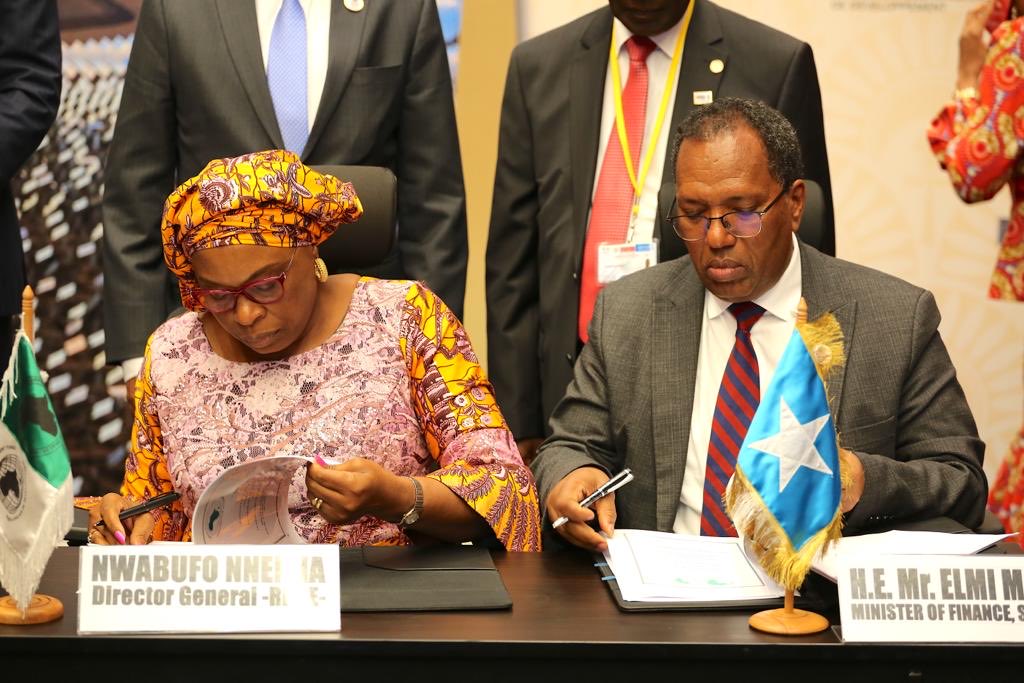 ElmiNur4's tweet photo. Today, I signed phase 1 of road infrastructure projects under the Horn of Africa Initiative connecting #Djibouti &amp; #Somalia.Infrastructure is crucial for national economic development &amp; connecting opportunities across the HoA. We are grateful to our partners for their support. https://t.co/dNvkYQ11j8