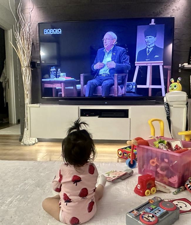 bmsayir1's tweet photo. Geleceği için merakla dedesi @kilicdarogluk ‘nu dinliyor :)

#BabalaTv #OguzhanUgur #CananKaftancıoğlu  
#HaydiSandığa #OyumKemalKılıcdaroğluna #izliyoruz #OyumBayKemale #Secim2023 M.A.M https://t.co/9Cbst1zglp