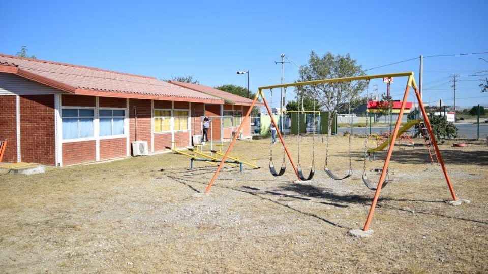 LoQuePasaEnNL's tweet photo. ¡Haz lo tuyo twitter sin descanso hasta encontrarlo!

Remueve @SenlOficial a directora de kínder en Juárez donde hombre identificado como Ebert abusó de 4 niños.El sujeto ya tiene una orden de aprehensión y al menos 6 denuncias formales en su contra por tocamientos y violación. https://t.co/0FQ52ZrPQQ