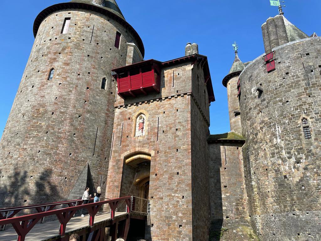 Last of the valuation days filmed today for @AuctionShowdown at @lovecastellcoch . The sun shone and lots of fab people in a stunning venue. Auction to come. The series continues on @channel5_tv at 4pm 😎😎 #valuationday #reasonstobegrateful