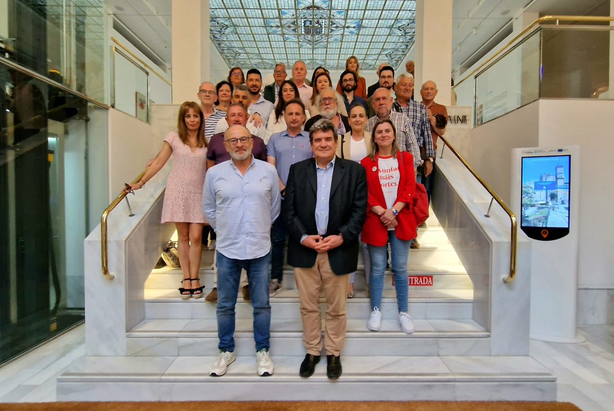 PacoOU2023's tweet photo. Gracias al ministro @joseluisescriva por venir esta tarde a hablar de pensiones e inclusión social a Ourense. 

Son las personas como él las que engrandecen la política. https://t.co/HKSYJ6DGfU