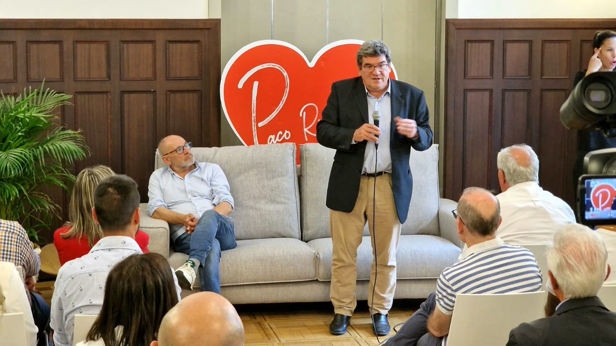 PacoOU2023's tweet photo. Gracias al ministro @joseluisescriva por venir esta tarde a hablar de pensiones e inclusión social a Ourense. 

Son las personas como él las que engrandecen la política. https://t.co/HKSYJ6DGfU