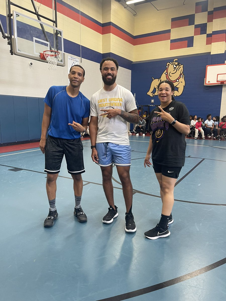 FayeMarieCap's tweet photo. ❤️ our SpEd team! @tavi_ellis Boykin &amp; Rhine balled out and @shanymarshall , Mrs. Haynes and I played volleyball and cheered on our faves. We all played kickball and tried not to pull hamstrings #endoftheyearfun #fitteachers https://t.co/SuY3tKODnr