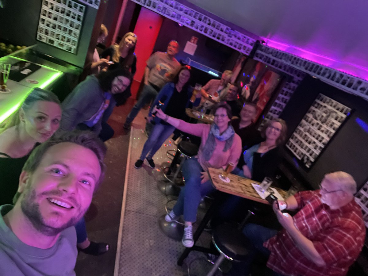 Something funny about #MicrosoftTeams people meeting in a place called the Meetingraum, for karaoke 🤣🤣

#CollabSummit