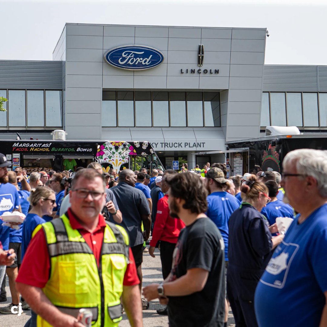 .@Ford hosted an event celebrating the first shipment of the 2023 F-Series Super Duty truck at the Ford Truck Plant on Chamberlain Ln.

The full story: rb.gy/0ufdz
A closer look: rb.gy/7zcpp

📝: @oliviamevans_
📸: @JFauGFX

#Ford #Truck #Plant #Louisville