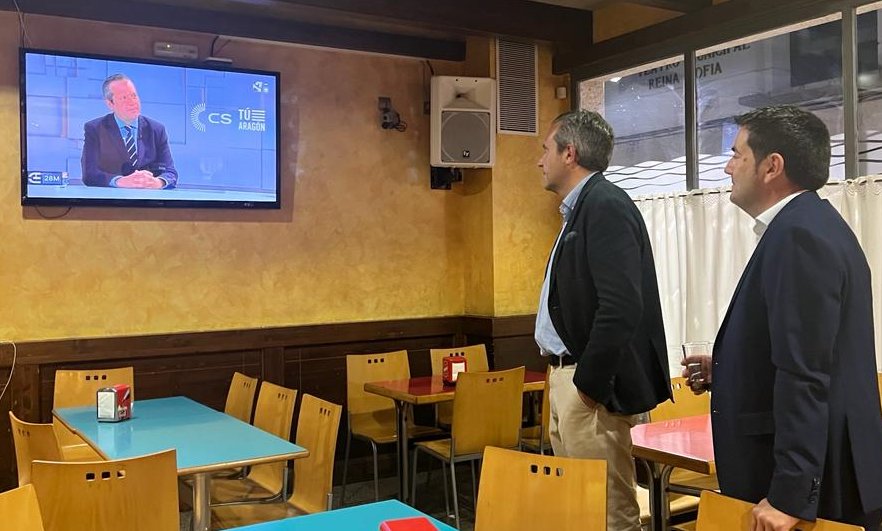 📺 La magia de la tele. Terminar un acto electoral en #Zuera, compartir corrillo con los compañeros de la candidatura Ciudadanos Tu Aragón y aparecer en la pantalla entrevistado por <a href="/aragontv/">Aragón TV</a> 

#LaCampañaEsAsí #Decisivos #28M