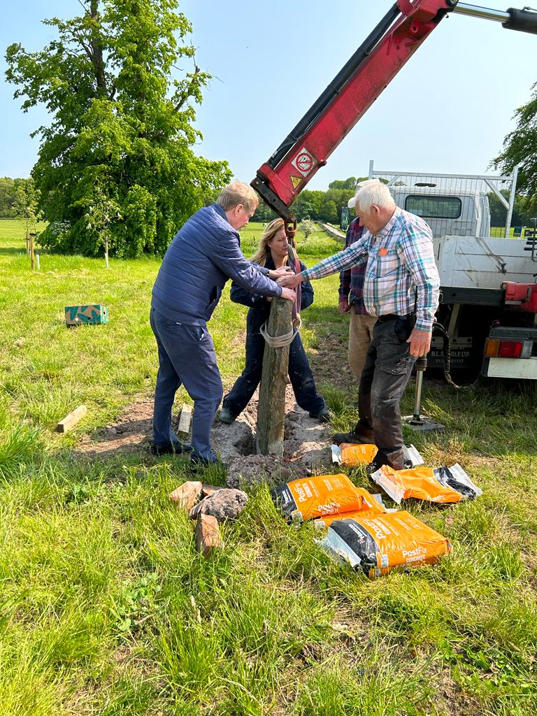 Finished & installed feature for #TheQueensGreenCanopy #CheshireLieutenancyCopse, with kind permission of @ArleyHall In Thanksgiving of The Reign of #QueenElizabeth II
Thankyou @photocastuk , John O'Grady,Barry, RobertMee, #LordLieutenantCheshire & Lord Ashbrook for all your help