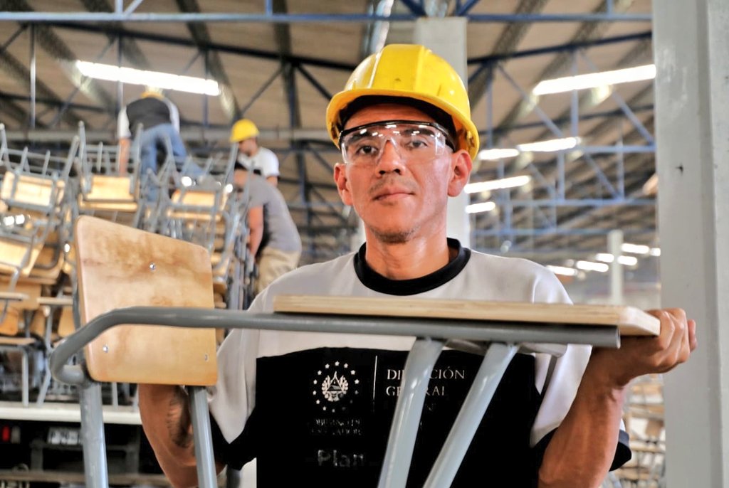 PenalesSV's tweet photo. Pupitres elaborados desde 0⃣ por privados de libertad en proceso de rehabilitación del taller de carpintería, para el beneficio de los estudiantes de escuelas públicas.

 #PlanCeroOcio

@EducacionSV  🤝 https://t.co/6GjbAGt23h