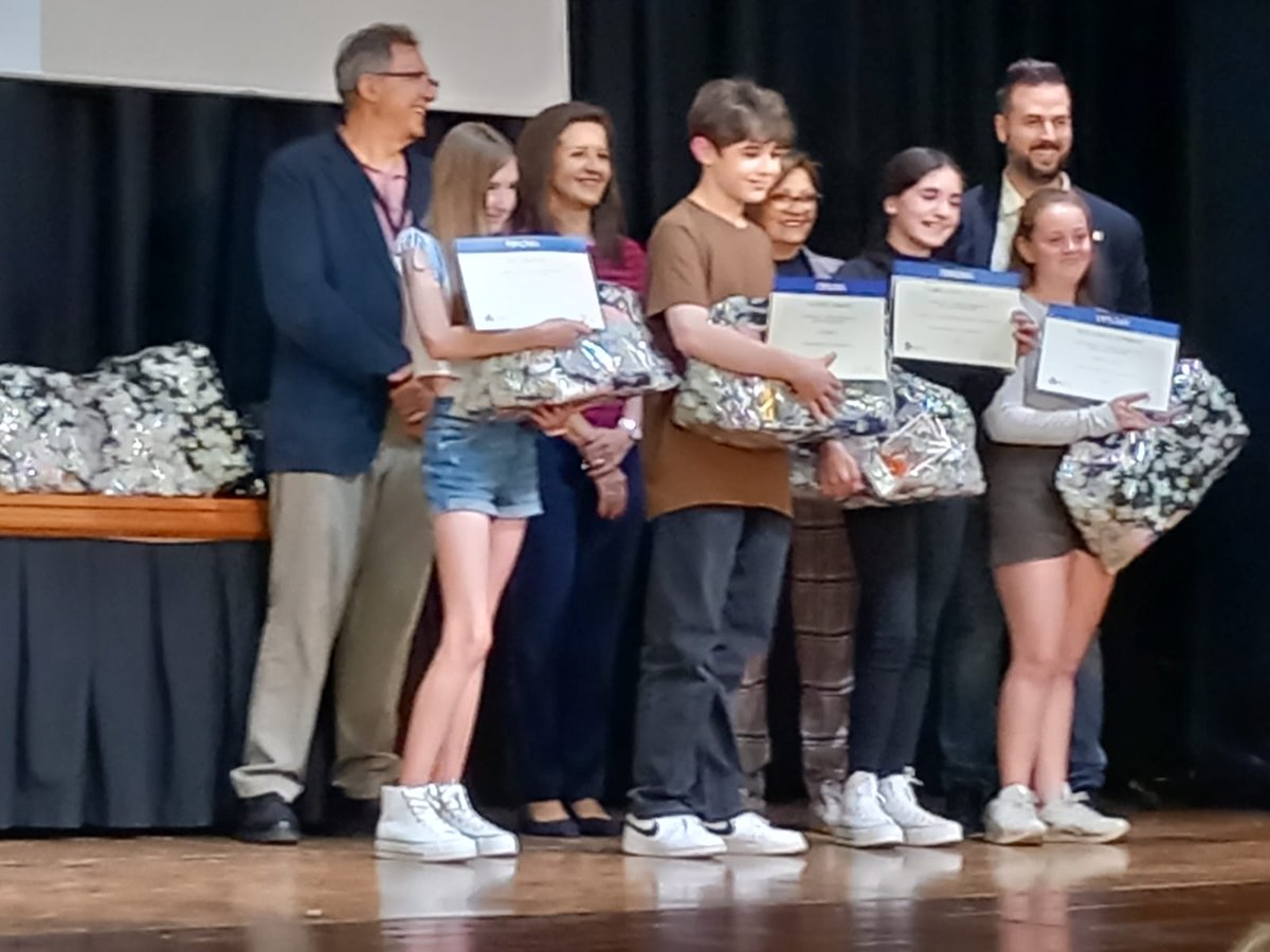Fund_Flors's tweet photo. ENHORABONA  a les nostres alumnes Amaia Sánchez, de 5é de Primària i a Arán Tena i Sofia Lait de 2n d'ESO, autores dels relats seleccionats en el concurs literari per a la prevenció del tabaquisme organitzat per l'@acastelloncontraelcancer https://t.co/iDVOxEG1Em