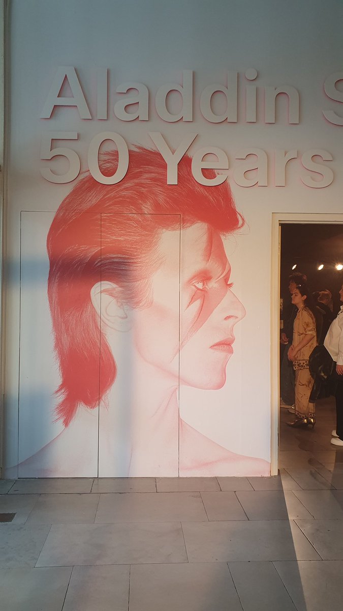 JFassenfeltArt's tweet photo. Went to the Bowie exhibition today before its too late.

And it was worth it. Learnt alot of how they created the iconic album cover Aladinsane . I'm a happy Bowie fan 😁

#DavidBowie #Aladinsane https://t.co/dk8sVcDsLW