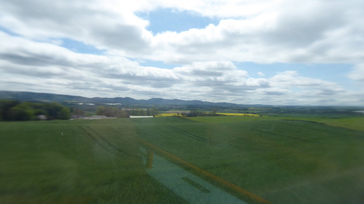 UnicornUnbound's tweet photo. Photos from a bus (top deck, front seat), numbers 57 and 50 - Dundee to Alyth, Blairgowrie to Dundee; and the sculpture to jute mill workers in Lochee. #BusPhoto #BusPhotos #kettlebilers #cloudscapes https://t.co/aCc5UN7603