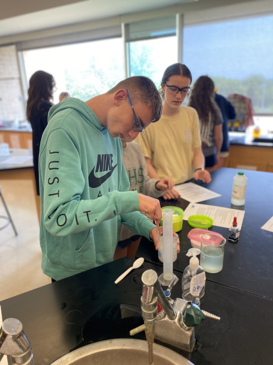 phslss's tweet image. Last science lab of the year!