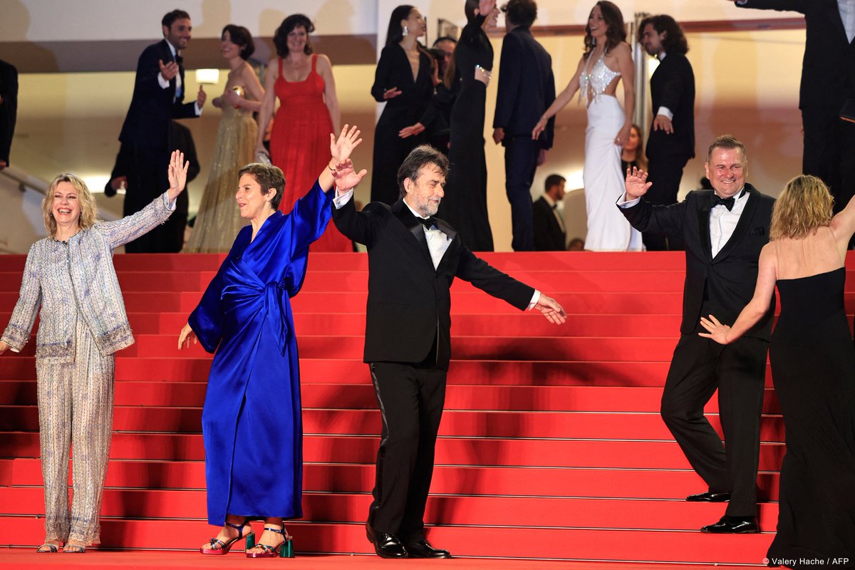 ✨ Marches à suivre ! IL SOL DELL’AVVENIRE (VERS UN AVENIR RADIEUX) de NANNI MORETTI
-
✨ Red Steps of IL SOL DELL’AVVENIRE (A BRIGHTER TOMORROW) by NANNI MORETTI
Avec l'équipe du film / With the film crew
#Cannes2023 #Compétition #SelectionOfficielle #OfficialSelection