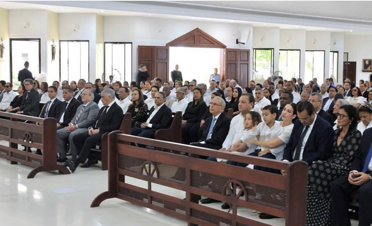 Presidente <a href="/DaniloMedina/">Danilo Medina</a> acompaña al candidato presidencial del <a href="/PLDenlinea/">PLD</a> <a href="/AbelMartinezD/">Abel Martínez Durán</a> en misa oficiada por el fallecimiento de su madre MÉLIDA DURÁN VARGAS.

@MigSuriel 
<a href="/Germandeleon01/">German De Leon</a> 
<a href="/FrankAlvarez34/">Francisco Àlvarez</a> 
<a href="/xiomarapayano25/">Xiomara Payano</a>