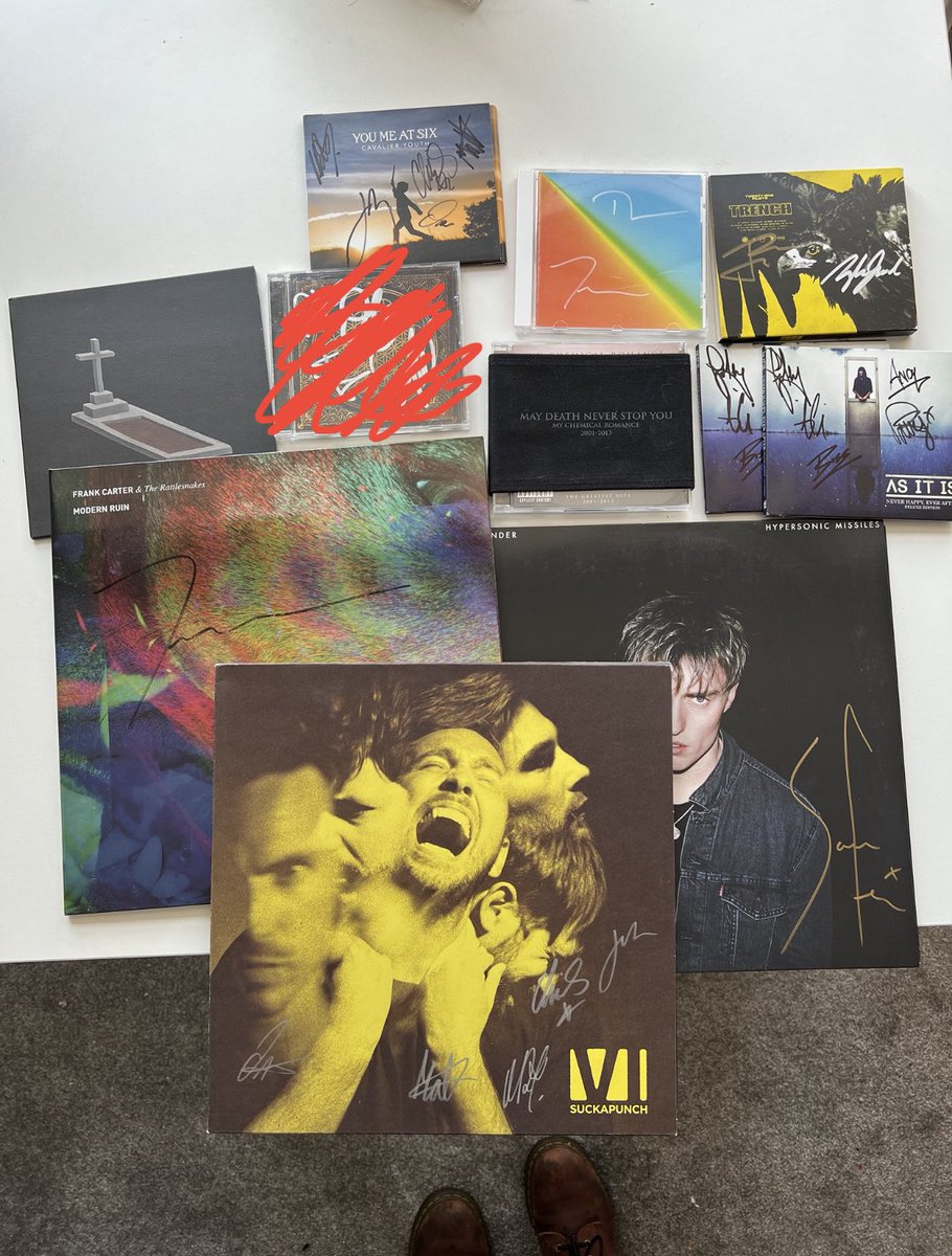 Lizzie_WB's tweet photo. Got some signed and rare vinyl/cds that i’d love to flog so i can pay my bills. not going for extortionate prices but basing slightly under what discogs/ebay is saying. shoot me a message if anything is of interest or any other similar ISOs as i have quite a bit more https://t.co/m2sXQ5vmF3
