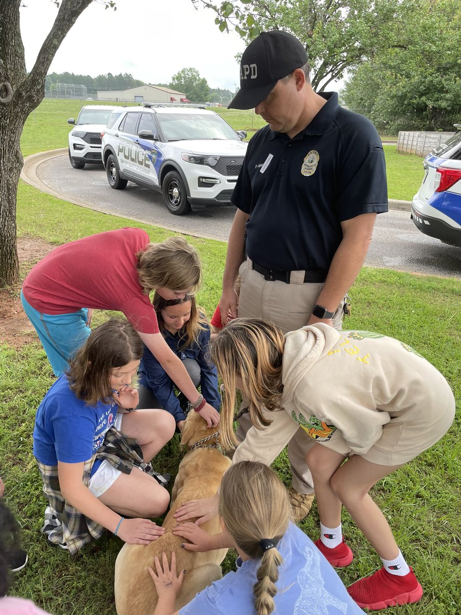 SherryBDrake1's tweet photo. Huge shoutout to UA PD for visiting @TMSElementary to show 4th/5th graders how they use dogs to help keep us all safe. We loved meeting the officers and especially their 4 legged partners. https://t.co/EyMfDKvQ70