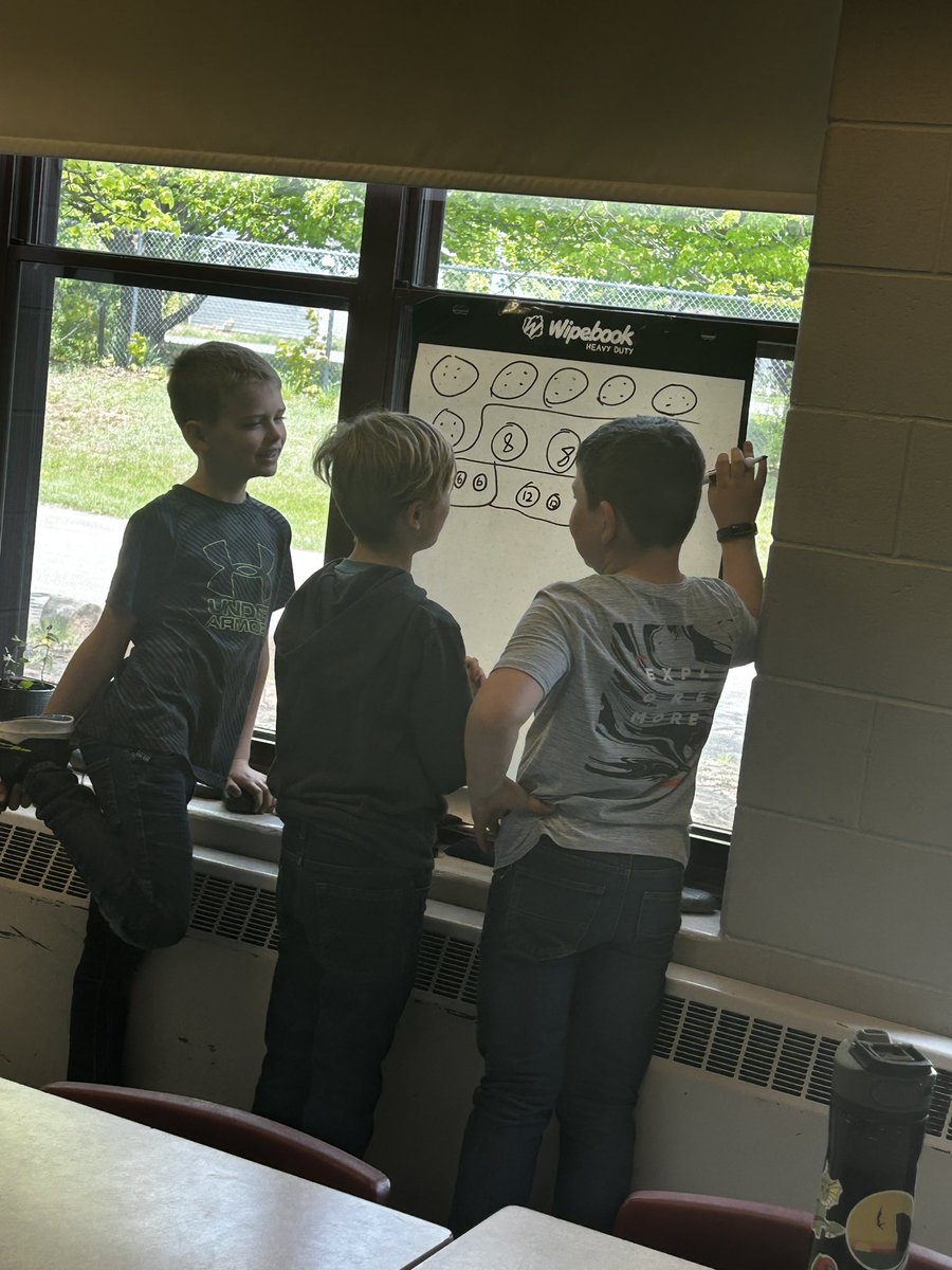 MeghanJoudrey's tweet image. #verticalspaces for the win!! Students in 3J @BerwickSchool are exploring division through #problemsolving and applying their math understanding! @AVRCE_NS Number Sense is fun!